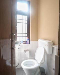 甘托克The Secondfloor Gangtok的一间带卫生间和窗户的浴室