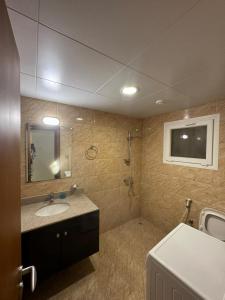 塞拉莱بيت السلطانة للأجنحة الفندقية的一间带水槽和镜子的浴室