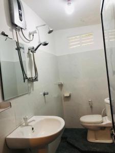 IbbagomuwaLotus cool hotel and restaurant的带淋浴、盥洗盆和卫生间的浴室