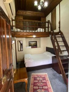 尚勒乌尔法HANIMAĞABUTİK OTEL的一间卧室设有双层床和楼梯。