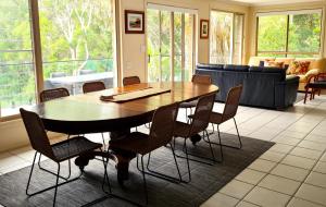 楠巴卡黑兹Nambucca Beach House的客厅配有餐桌和椅子