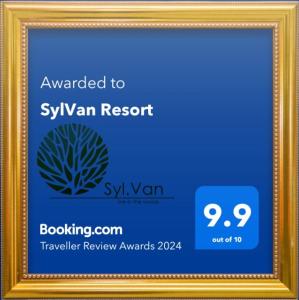 瓦亚纳德SylVan Resort的金色画框,可用来给天鹅度假村标志