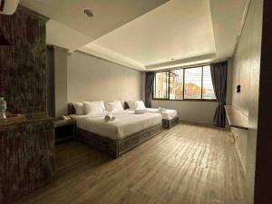 苏梅岛JALMIN Hotel Samui的一间卧室设有一张大床和一个窗户。