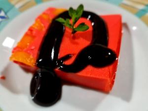 迦太基Reserva y Estancia Robles Mimosos Lodge的一块带黑酱的甜点,放在白盘上