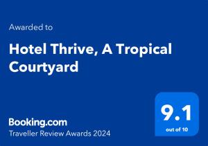 加德满都Hotel Thrive, A Tropical Courtyard的带有“酒店倡议”的蓝色标志,热带庭院