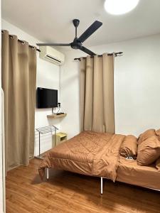 Yong PengAmir Homestay的一间卧室配有一张床和吊扇