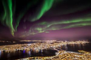 TrondalenSentralt på fastlandet og gåavstand til alle fasiliteter!的天空中极光城市的顶部景观