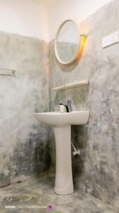 哈巴拉杜瓦Villa Hasi的浴室设有水槽和墙上的镜子
