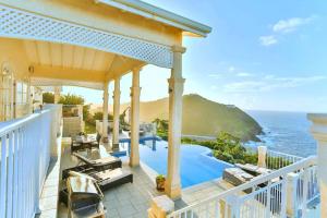 Cap EstateGrandiose 4 BR Sea Facing Villa的带阳台的海景度假屋