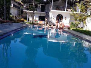 埃拉Ella Forest Paradise Hotel的一群人坐在游泳池里