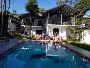 埃拉Ella Forest Paradise Hotel的一群人躺在房子前面的游泳池里