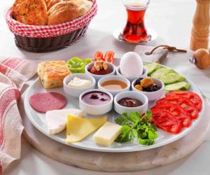 伊斯坦布尔Green Star Taksim Hotel的一份包含不同种类奶酪和面包的食品