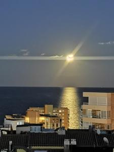 阿勒纳勒斯德尔索尔Costamar playa arenales del sol的阳光灿烂的天空,欣赏海景