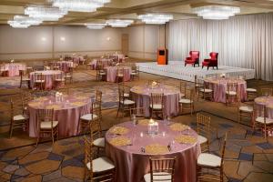 陶森北巴尔摩喜来登酒店的宴会厅配有桌椅和紫色的桌布