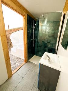 AlmogíaRomantic accommodation - Hottub & Sauna的带淋浴和盥洗盆的浴室