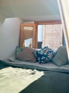 AlmogíaRomantic accommodation - Hottub & Sauna的卧室内的一张带枕头的床