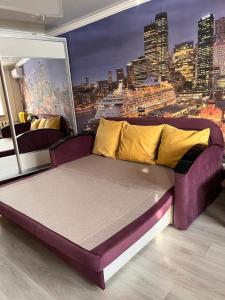 卡拉甘达Квартира студия的市景客房的一张床位