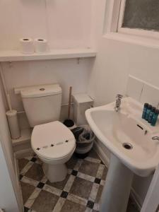 伯明翰Tudors eSuites Budget Studio Apartment的一间带卫生间和水槽的浴室