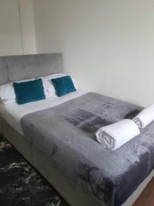 伯明翰Tudors eSuites Budget Studio Apartment的一张带蓝色和白色枕头的床