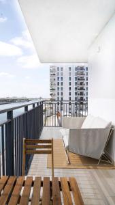 阿布扎比Canal view 3 bedroom holiday home with balcony的大楼内的阳台配有沙发和长凳