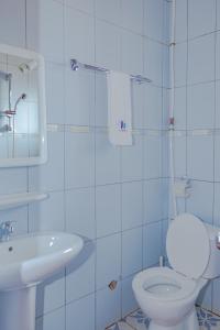 MaparaCOMPLEXE GROUPE NJAYOU SARL-U (CGN HOTEL)的浴室配有白色卫生间和盥洗盆。