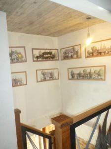 德尔迪阿布罗角Castillo del Diablo的一间设有楼梯的客房,墙上挂有图片