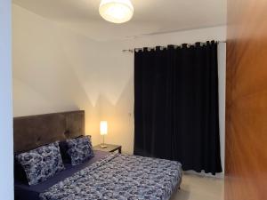 奥兰charmant appartement a oran gambetta pour famille的一间卧室配有床和黑色窗帘