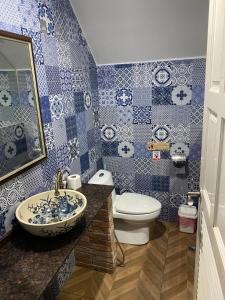 查龙English owned Homestay and Yoga的蓝色和白色的浴室设有水槽和卫生间