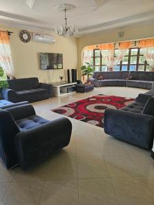 Boma la NgombeB-MORE COMFORT STAY的带沙发和地毯的大型客厅