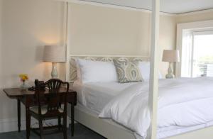 博福特Anchorage 1770的卧室配有白色的床和桌椅
