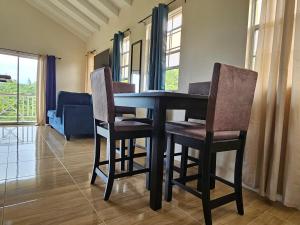 昂斯拉雷区Royal Escape - 2的客厅配有餐桌和椅子