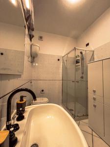 阿尔盖罗Casa del Campanil的白色的浴室设有浴缸和淋浴。