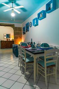 阿尔盖罗Casa del Campanil的一间带桌椅的用餐室