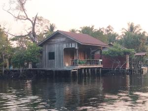 瓜隆岛Friend of Nature Bungalow的水面上码头上的房屋