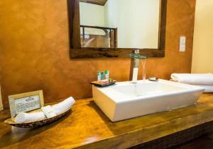 康提格拉维拉Spa精品酒店的浴室设有大型白色水槽和镜子