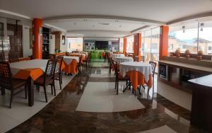 卡哈马卡Hotel Balcones Plaza的一间在房间内配有桌椅的餐厅