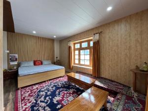 GondlaSNOWFLAKE Homestay的一间卧室设有床、窗户和地毯。