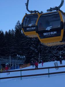 希维拉杜夫-兹德鲁伊Izerska Zagroda的空中的滑雪缆车,与雪上的人一起