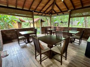 锡吉里亚Sat Nam Village Eco-Hotel的凉亭内带桌椅的用餐区