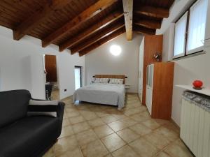 博尔戈马内罗Casa Ninetta的一间卧室配有一张床和一个沙发