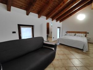 博尔戈马内罗Casa Ninetta的客厅配有床和沙发