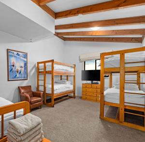 布勒山格里莫斯酒店的带三张双层床和一张沙发的房间