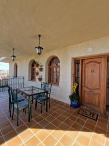 莱图尔Villa los Dulces-Piscina Privada的一个带桌椅和门的庭院
