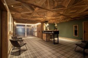 蒙特瓦勒赞Lodge des Glaciers的一间房间,配有椅子和桌子