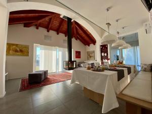 圣埃琳娜-迪西利亚Ca' Belvedere的客厅配有桌子和沙发