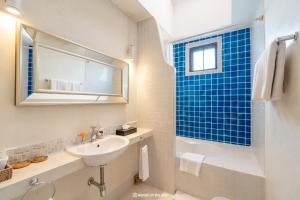 清迈爱宁曼精品酒店的白色的浴室设有水槽和镜子