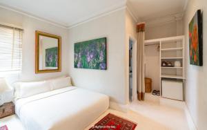 清迈爱宁曼精品酒店的卧室配有白色的床