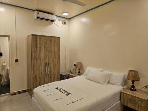 FehendhooIsland Luxury Fehendhoo的一间带白色床的卧室和一间浴室
