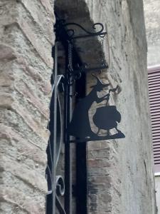 布拉恰诺Il Paiolo Incantato的建筑物边的黑猫标志