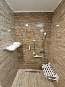 圣格奥尔基Panorama Boutique Hotel的浴室铺有木质瓷砖,设有淋浴。
